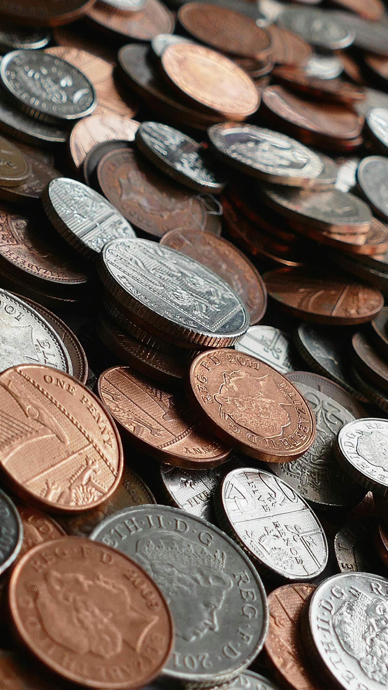 如何在黄金市场中实现做空并盈利？这种操作方式存在哪些风险？